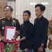 Perwakilan Kejati Bengkulu menerima pernyataan sikap Aliansi Pemuda Indonesia (API) terkait desakan pengusutan dugaan suap penerimaan karyawan Bank Bengkulu dan kasus lahan tol, Senin (6/10/2025). (Dok. Yola)
