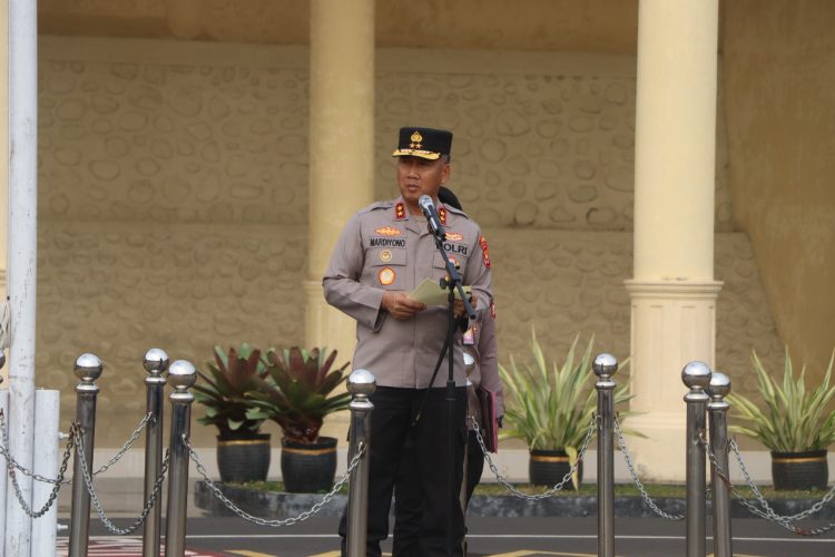 Kapolda Bengkulu Irjen Pol Mardiyono memimpin apel pagi di Lapangan Anton Soejarwo Mapolda Bengkulu, Senin (6/10/2025). (Dok. Yola)