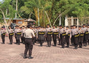Personel Ditsamapta Polda Bengkulu mengikuti latihan pengamanan unjuk rasa di Lapangan Anton Soejarwo, Senin (6/10/2025). (Dok. Yola