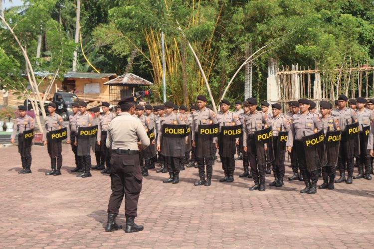 Personel Ditsamapta Polda Bengkulu mengikuti latihan pengamanan unjuk rasa di Lapangan Anton Soejarwo, Senin (6/10/2025). (Dok. Yola
