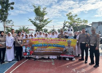 Personel Ditlantas Polda Bengkulu bersama siswa SMP Islam Al Azhar 52 Kota Bengkulu dalam kegiatan Police Go To School, Senin (6/10/2025). (Dok. Yola)