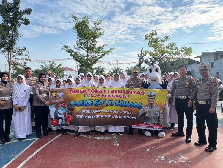 Personel Ditlantas Polda Bengkulu bersama siswa SMP Islam Al Azhar 52 Kota Bengkulu dalam kegiatan Police Go To School, Senin (6/10/2025). (Dok. Yola)