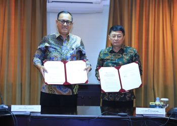 Kepala Bappebti Tirta Karma Senjaya (kiri) dan Deputi Komisioner Pengawas Emiten, Transaksi Efek, dan Pemeriksaan Khusus OJK I.B. Aditya Jayantara (kanan) menunjukkan dokumen addendum Berita Acara Serah Terima (BAST) terkait peralihan pengawasan derivatif keuangan dengan underlying efek dari Bappebti ke OJK, Jakarta, Senin (6/10/2025). Dok. Humas OJK)