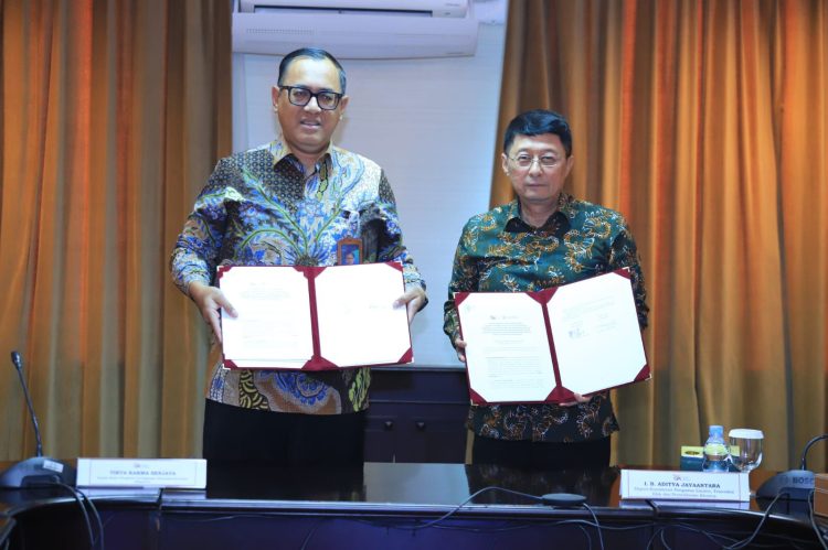 Kepala Bappebti Tirta Karma Senjaya (kiri) dan Deputi Komisioner Pengawas Emiten, Transaksi Efek, dan Pemeriksaan Khusus OJK I.B. Aditya Jayantara (kanan) menunjukkan dokumen addendum Berita Acara Serah Terima (BAST) terkait peralihan pengawasan derivatif keuangan dengan underlying efek dari Bappebti ke OJK, Jakarta, Senin (6/10/2025). Dok. Humas OJK)