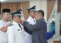 Bupati Kerinci Monadi melantik Wira Satria Buana sebagai PAW Kepala Desa Semumu dan Jeki Saputra sebagai PAW Kepala Desa Koto Simpai di Ruang Pola Kantor Bupati Kerinci, Senin (6/10/2025). (Dok. Deko)
