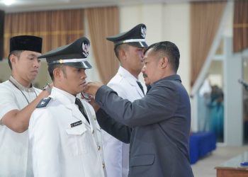 Bupati Kerinci Monadi melantik Wira Satria Buana sebagai PAW Kepala Desa Semumu dan Jeki Saputra sebagai PAW Kepala Desa Koto Simpai di Ruang Pola Kantor Bupati Kerinci, Senin (6/10/2025). (Dok. Deko)