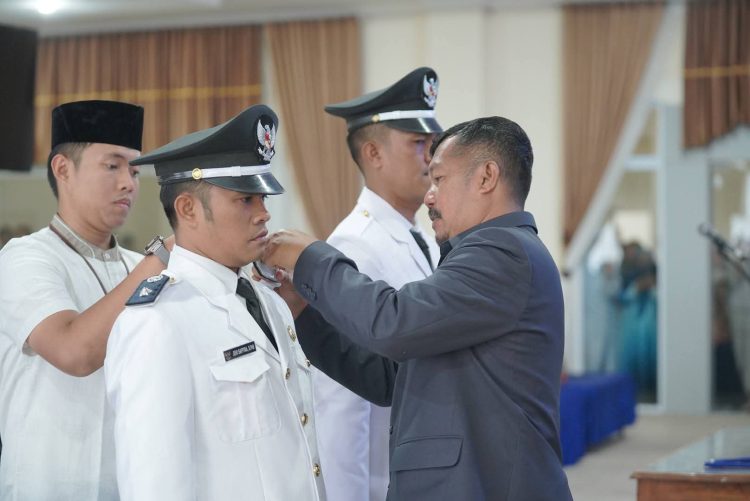 Bupati Kerinci Monadi melantik Wira Satria Buana sebagai PAW Kepala Desa Semumu dan Jeki Saputra sebagai PAW Kepala Desa Koto Simpai di Ruang Pola Kantor Bupati Kerinci, Senin (6/10/2025). (Dok. Deko)
