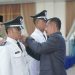 Bupati Kerinci Monadi melantik Wira Satria Buana sebagai PAW Kepala Desa Semumu dan Jeki Saputra sebagai PAW Kepala Desa Koto Simpai di Ruang Pola Kantor Bupati Kerinci, Senin (6/10/2025). (Dok. Deko)