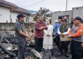 Bupati Kerinci Monadi, didampingi Ketua TP-PKK Novra Wenti Monadi dan Tim BPBD, meninjau lokasi kebakaran di Desa Pendung Hilir, Kecamatan Air Hangat, Senin (6/10/2025). (Dok. Deko)