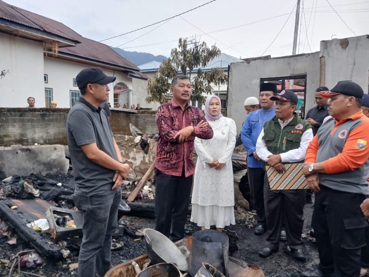 Bupati Kerinci Monadi, didampingi Ketua TP-PKK Novra Wenti Monadi dan Tim BPBD, meninjau lokasi kebakaran di Desa Pendung Hilir, Kecamatan Air Hangat, Senin (6/10/2025). (Dok. Deko)