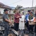 Bupati Kerinci Monadi, didampingi Ketua TP-PKK Novra Wenti Monadi dan Tim BPBD, meninjau lokasi kebakaran di Desa Pendung Hilir, Kecamatan Air Hangat, Senin (6/10/2025). (Dok. Deko)
