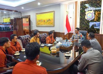 Kapolda Jambi Irjen Pol. Krisno H. Siregar menerima audiensi dari jajaran Bank Indonesia Provinsi Jambi di ruang kerjanya, Senin (6/10/2025), (Dok. Humas)