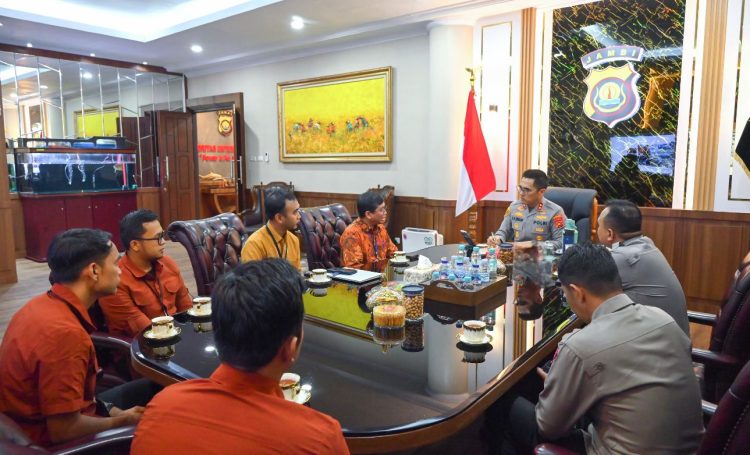 Kapolda Jambi Irjen Pol. Krisno H. Siregar menerima audiensi dari jajaran Bank Indonesia Provinsi Jambi di ruang kerjanya, Senin (6/10/2025), (Dok. Humas)