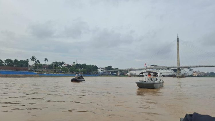 Dua kapal patroli Ditpolairud Polda Jambi melakukan patroli skala besar di perairan Sungai Batanghari, Jambi, Selasa (7/10/2025) (Dok. Nahar)