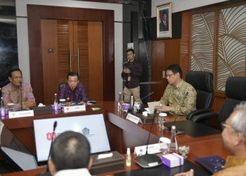 Gubernur Jambi sekaligus Ketua APPSI Al Haris (tengah) berdialog dengan Menteri Keuangan RI Purbaya Yudhi Sadewa dalam audiensi terkait penurunan Transfer ke Daerah (TKD) di Kantor Kemenkeu, Jakarta, Selasa (7/10/2025). (Dok. Erit -Kominfo)
