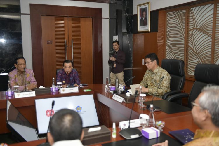 Gubernur Jambi sekaligus Ketua APPSI Al Haris (tengah) berdialog dengan Menteri Keuangan RI Purbaya Yudhi Sadewa dalam audiensi terkait penurunan Transfer ke Daerah (TKD) di Kantor Kemenkeu, Jakarta, Selasa (7/10/2025). (Dok. Erit -Kominfo)