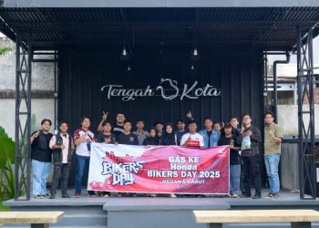 Para anggota komunitas motor Honda Jambi berfoto bersama dalam kegiatan ‘Gas ke Honda Bikers Day 2025’ di Tengah Kota Café, Kota Jambi, Sabtu (5/10/2025).. (Dok. Sinsen) (Dok. Stepanus)