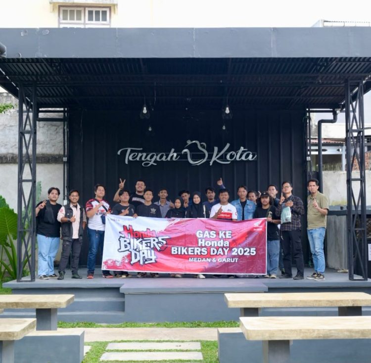 Para anggota komunitas motor Honda Jambi berfoto bersama dalam kegiatan ‘Gas ke Honda Bikers Day 2025’ di Tengah Kota Café, Kota Jambi, Sabtu (5/10/2025).. (Dok. Sinsen) (Dok. Stepanus)