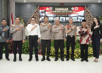 Kalemdiklat Polri Komjen Pol. Dr. Chryshnanda Dwilaksana, M.Si. bersama para narasumber dan pejabat utama Polri berfoto bersama seusai Seminar Nasional  di Gedung Anton Soejarwo, Setukpa Lemdiklat Polri, Kota Sukabumi, Jawa Barat, Selasa (7/10/2025). (Dok, Humas)
