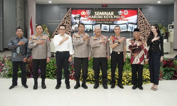 Kalemdiklat Polri Komjen Pol. Dr. Chryshnanda Dwilaksana, M.Si. bersama para narasumber dan pejabat utama Polri berfoto bersama seusai Seminar Nasional  di Gedung Anton Soejarwo, Setukpa Lemdiklat Polri, Kota Sukabumi, Jawa Barat, Selasa (7/10/2025). (Dok, Humas)