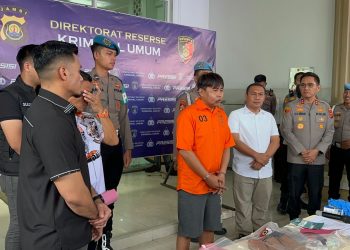 Kapolda Jambi Irjen Pol Krisno H Siregar didampingi jajaran Ditreskrimum Polda Jambi saat konferensi pers pembunuhan dan perampokan mobil Pajero di Talang Bakung, Senin (6/10/2025). (Dok . Nahar)