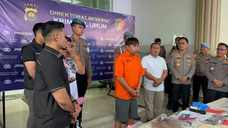 Kapolda Jambi Irjen Pol Krisno H Siregar didampingi jajaran Ditreskrimum Polda Jambi saat konferensi pers pembunuhan dan perampokan mobil Pajero di Talang Bakung, Senin (6/10/2025). (Dok . Nahar)