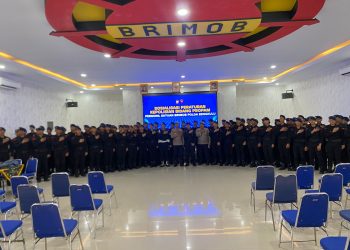 Personel Satbrimob Polda Bengkulu mengikuti sosialisasi Whistle Blower System dan SP4N LAPOR yang digelar Bidpropam Polda Bengkulu di Aula Pesat Gatra, Selasa (7/10/2025). (Dok. Yola)