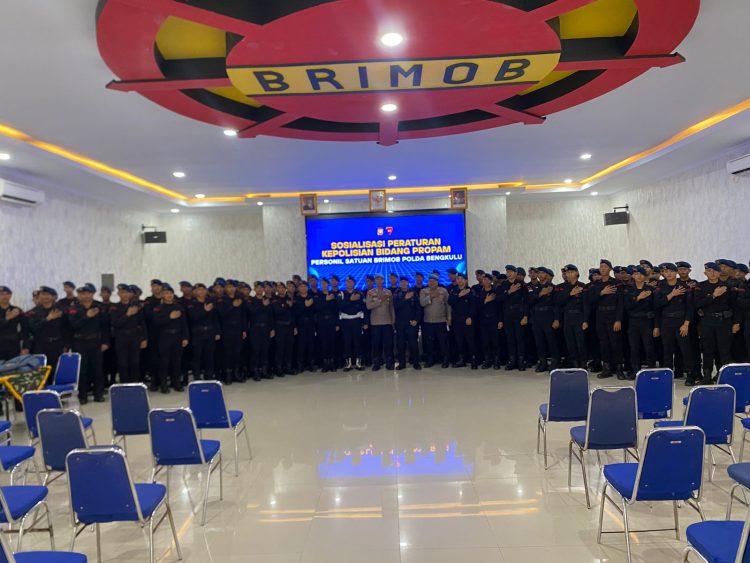 Personel Satbrimob Polda Bengkulu mengikuti sosialisasi Whistle Blower System dan SP4N LAPOR yang digelar Bidpropam Polda Bengkulu di Aula Pesat Gatra, Selasa (7/10/2025). (Dok. Yola)