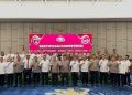 Kapolda Bengkulu Irjen Pol Mardiyono, S.I.K., M.Si., bersama Wakapolda Brigjen Pol Dicky Sondani, S.I.K., M.H., dan peserta kegiatan foto bersama usai pembukaan Sertifikasi Kompetensi Penyidik dan Penyidik Pembantu Polri Tahun Anggaran 2025 di Ballroom Hotel Mercure Bengkulu, Rabu (8/10/2025). (Foto: Yola)