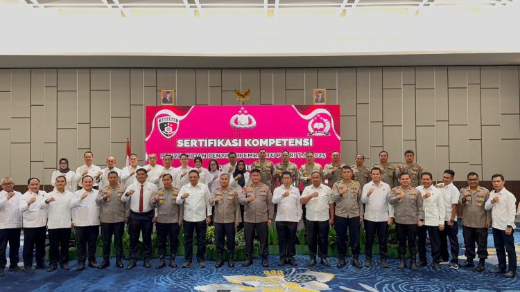 Kapolda Bengkulu Irjen Pol Mardiyono, S.I.K., M.Si., bersama Wakapolda Brigjen Pol Dicky Sondani, S.I.K., M.H., dan peserta kegiatan foto bersama usai pembukaan Sertifikasi Kompetensi Penyidik dan Penyidik Pembantu Polri Tahun Anggaran 2025 di Ballroom Hotel Mercure Bengkulu, Rabu (8/10/2025). (Foto: Yola)