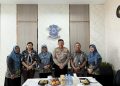 Kepala PT Jasa Raharja Wilayah Jambi dan Kepala Cabang BPJS Kesehatan Jambi berfoto bersama Dirlantas Polda Jambi usai rapat koordinasi penguatan sinergi penjaminan korban kecelakaan lalu lintas di Gedung Ditlantas Polda Jambi, Senin (7/10/2025). (Dok. Stepanus)