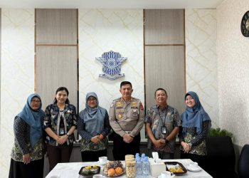 Kepala PT Jasa Raharja Wilayah Jambi dan Kepala Cabang BPJS Kesehatan Jambi berfoto bersama Dirlantas Polda Jambi usai rapat koordinasi penguatan sinergi penjaminan korban kecelakaan lalu lintas di Gedung Ditlantas Polda Jambi, Senin (7/10/2025). (Dok. Stepanus)