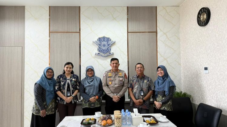 Kepala PT Jasa Raharja Wilayah Jambi dan Kepala Cabang BPJS Kesehatan Jambi berfoto bersama Dirlantas Polda Jambi usai rapat koordinasi penguatan sinergi penjaminan korban kecelakaan lalu lintas di Gedung Ditlantas Polda Jambi, Senin (7/10/2025). (Dok. Stepanus)