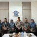 Kepala PT Jasa Raharja Wilayah Jambi dan Kepala Cabang BPJS Kesehatan Jambi berfoto bersama Dirlantas Polda Jambi usai rapat koordinasi penguatan sinergi penjaminan korban kecelakaan lalu lintas di Gedung Ditlantas Polda Jambi, Senin (7/10/2025). (Dok. Stepanus)