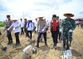 Kapolda Jambi Irjen Pol Krisno H. Siregar bersama Gubernur Jambi Al Haris dan Forkopimda menanam jagung secara simbolis di lahan PT Brahma Bina Bakti, Muaro Jambi, dalam rangka kegiatan Penanaman Jagung Serentak dan Peresmian Gudang Ketahanan Pangan Polri, Rabu (8/10/2025). (Dok. Nahar)