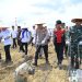 Kapolda Jambi Irjen Pol Krisno H. Siregar bersama Gubernur Jambi Al Haris dan Forkopimda menanam jagung secara simbolis di lahan PT Brahma Bina Bakti, Muaro Jambi, dalam rangka kegiatan Penanaman Jagung Serentak dan Peresmian Gudang Ketahanan Pangan Polri, Rabu (8/10/2025). (Dok. Nahar)