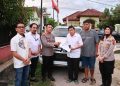 Kapolresta Jambi Kombes Pol Boy Sutan Binanga Siregar menyerahkan satu unit mobil Pajero Sport milik korban pembunuhan di Talang Bakung kepada pihak keluarga, Rabu (8/10/2025). (Dok. Nahar)