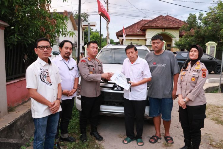 Kapolresta Jambi Kombes Pol Boy Sutan Binanga Siregar menyerahkan satu unit mobil Pajero Sport milik korban pembunuhan di Talang Bakung kepada pihak keluarga, Rabu (8/10/2025). (Dok. Nahar)