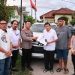 Kapolresta Jambi Kombes Pol Boy Sutan Binanga Siregar menyerahkan satu unit mobil Pajero Sport milik korban pembunuhan di Talang Bakung kepada pihak keluarga, Rabu (8/10/2025). (Dok. Nahar)