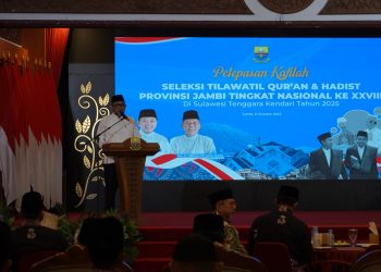 Sekda Sudirman, SH, MH, saat melepas Kafilah Provinsi Jambi yang akan mengikuti STQHTingkat Nasional XXVIII Tahun 2025 di Kendari, Sulawesi Tenggara di Auditorium Rumah Dinas Gubernur Jambi, Rabu (8/10/2025). (Dok. Stepanus)