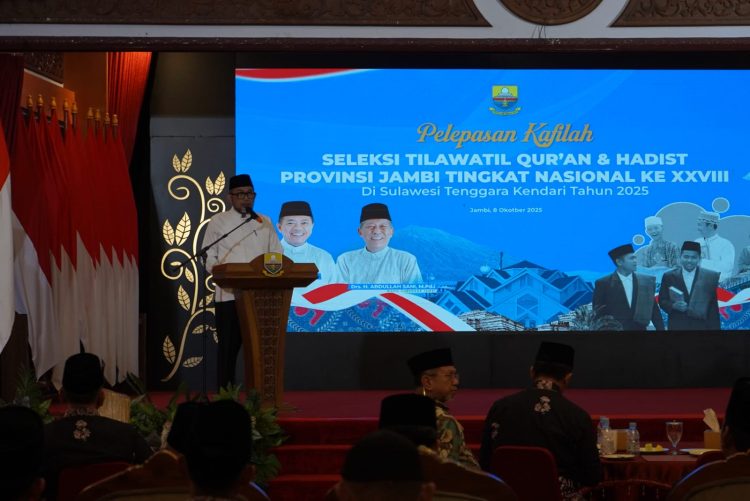 Sekda Sudirman, SH, MH, saat melepas Kafilah Provinsi Jambi yang akan mengikuti STQHTingkat Nasional XXVIII Tahun 2025 di Kendari, Sulawesi Tenggara di Auditorium Rumah Dinas Gubernur Jambi, Rabu (8/10/2025). (Dok. Stepanus)
