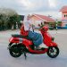 Seorang siswi SMA di Jambi berpose bersama motor Yamaha Fazzio berwarna merah di halaman sekolah. (Dok. Stepanus)