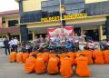 Kapolresta Bengkulu Kombes Pol Sudarno bersama jajaran menunjukkan barang bukti hasil Operasi Musang Nala 2025 di halaman Mapolresta Bengkulu, Kamis (9/10/2025). (Dok. Yola)