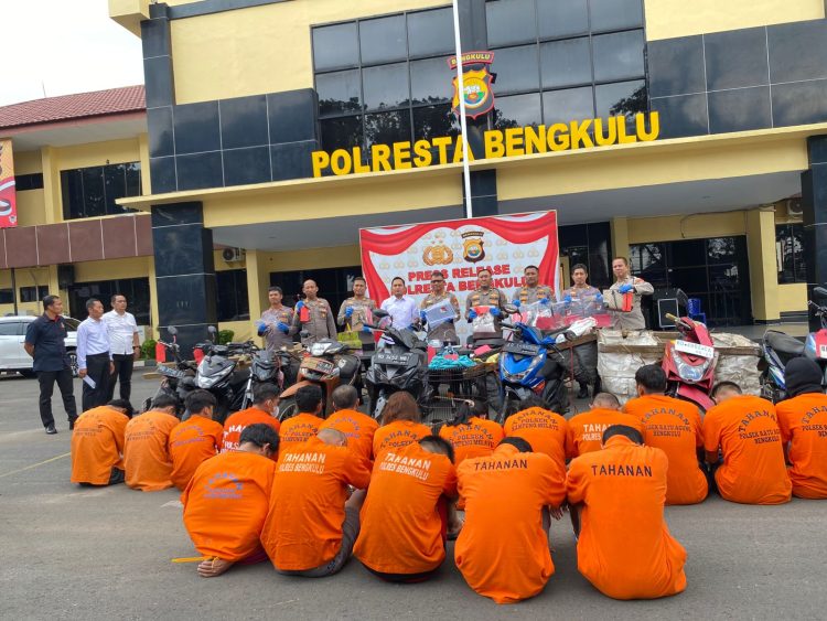 Kapolresta Bengkulu Kombes Pol Sudarno bersama jajaran menunjukkan barang bukti hasil Operasi Musang Nala 2025 di halaman Mapolresta Bengkulu, Kamis (9/10/2025). (Dok. Yola)