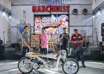 Perwakilan PT Astra Honda Motor menyerahkan penghargaan kepada Vulla Hendrata, modifikator pemenang Honda Dream Ride Project 2025, di ajang Kustomfest Yogyakarta. (Dok. Sinsen)