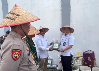 Bupati Tanjung Jabung Barat, Drs. H. Anwar Sadat, M.Ag, menerima secara simbolis pupuk kompos organik buatan Warga Binaan Lapas Kelas IIB Kuala Tungkal dari Kakanwil Ditjen Pemasyarakatan Jambi, Hidayat, Kamis (9/10/2025). (Dok. Irwan)