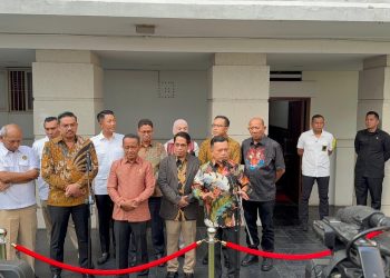 Gubernur Al Haris  bersama para gubernur penghasil migas lainnya menghadiri Rapat Tim Gabungan Penanganan Sumur Minyak Masyarakat di Gedung Kementerian ESDM  Jakarta Pusat, Kamis (9/10/2025). (Dok. Erit - Kominfo)