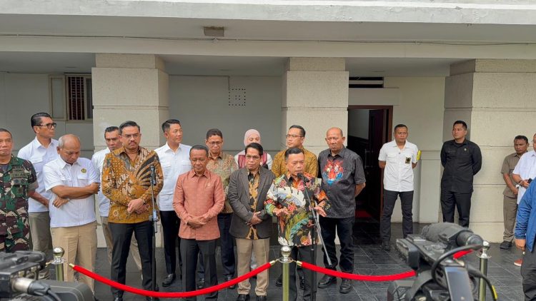 Gubernur Al Haris bersama para gubernur penghasil migas lainnya menghadiri Rapat Tim Gabungan Penanganan Sumur Minyak Masyarakat di Gedung Kementerian ESDM Jakarta Pusat, Kamis (9/10/2025). (Dok. Erit - Kominfo)