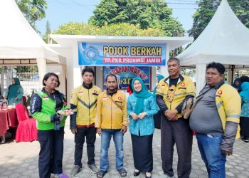 Ketua TP PKK Provinsi Jambi, Hj. Hesti Haris (tengah), berfoto bersama pengurus dan perwakilan instansi pendukung usai peluncuran program “Sarapan Murah Rp3.000 Jum’at Berkah” di Pojok Berkah PKK Provinsi Jambi, Jumat (10/10/2025). (Dok. Erit- Kominfo)