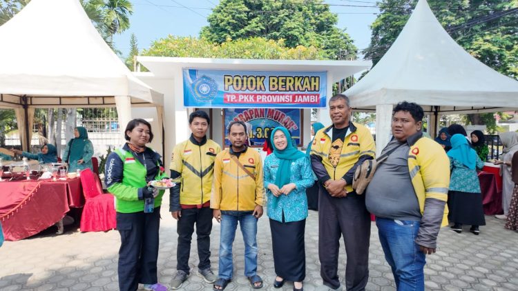 Ketua TP PKK Provinsi Jambi, Hj. Hesti Haris (tengah), berfoto bersama pengurus dan perwakilan instansi pendukung usai peluncuran program “Sarapan Murah Rp3.000 Jum’at Berkah” di Pojok Berkah PKK Provinsi Jambi, Jumat (10/10/2025). (Dok. Erit- Kominfo)